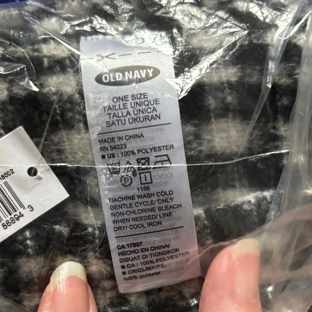 NWT Old Navy Plaid Black and White Warm Scarf